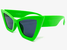 Oversized Vintage Retro Cat Eye Style SUNGLASSES Green Frame 8407